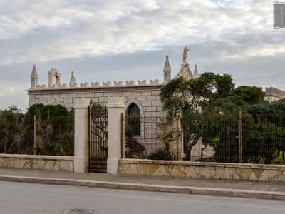 Di fianco alla residenza, in un verde giardino, sorge anche una chiesetta dedicata a San Giorgio...